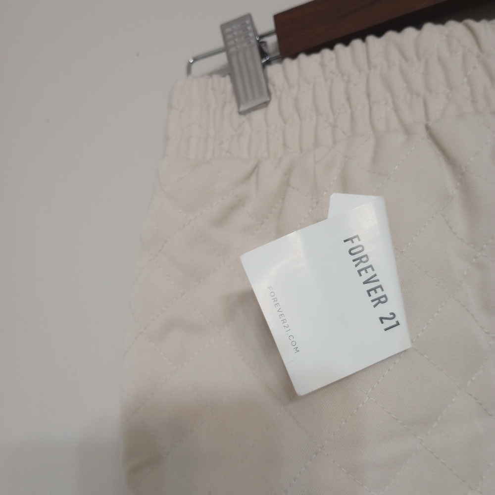 Forever 21 Women's Quilted Shorts NWT - Picture 5 of 6